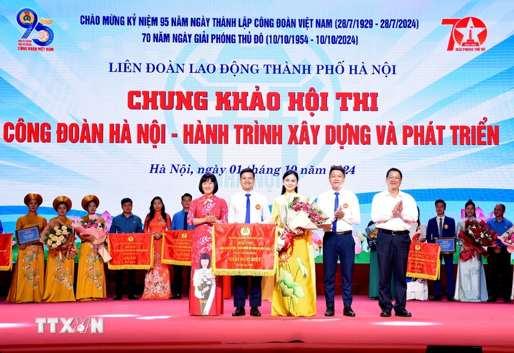 Ban tổ chức trao giải Đặc biệt cho đội thi Liên đoàn Lao động quận Tây Hồ tại cuộc tìm hiểu về Công đoàn và Thủ đô Hà Nội. (Ảnh: Nguyễn Cúc/TTXVN)