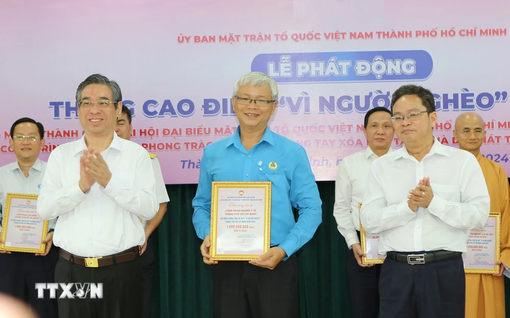 Ông Nguyễn Phước Lộc, Phó Bí thư Thành ủy Thành phố Hồ Chí Minh đón nhận ủng hộ Quỹ “Vì người nghèo” năm 2024 và trao thư cảm ơn các tập thể, cá nhân tại lễ phát động. (Ảnh Thanh Vũ/TTXVN)