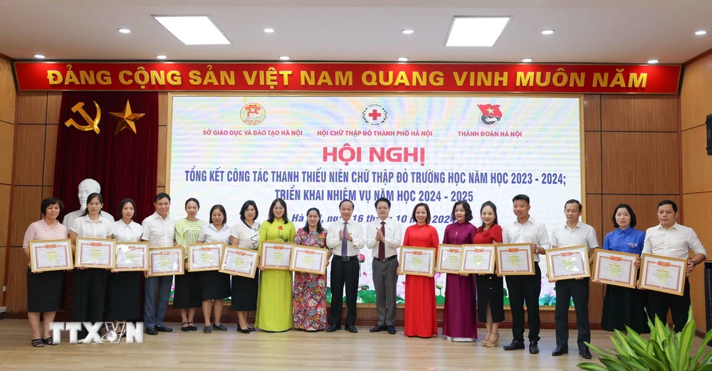 Các tập thể có thành tích xuất sắc trong công tác thanh thiếu niên Chữ thập đỏ trường học nhận khen thưởng. (Ảnh: Thanh Tùng/TTXVN)