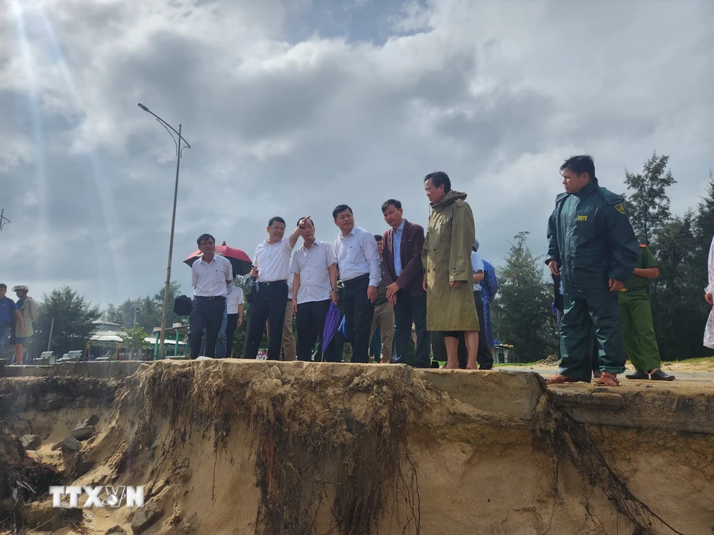 Phó Chủ tịch UBND tỉnh Thừa Thiên-Huế Hoàng Hải Minh cùng lãnh đạo các ban, ngành liên quan kiểm tra tình hình sạt lở tại xã Phú Thuận. (Ảnh: Mai Trang/TTXVN)