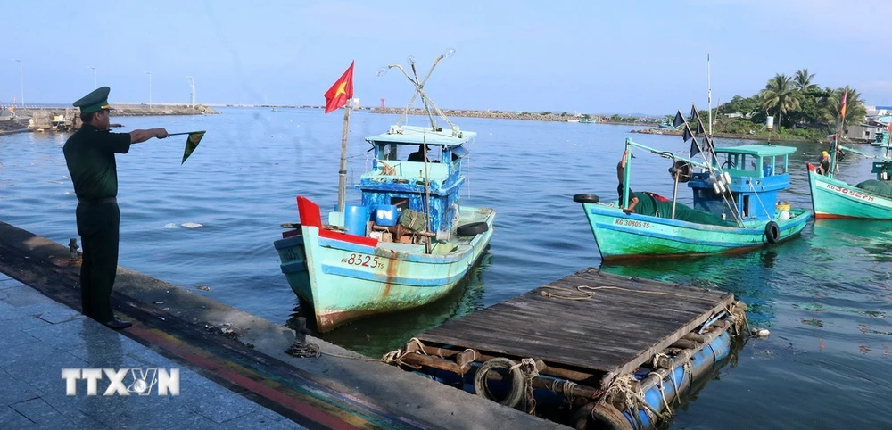 Cán bộ Trạm Biên phòng cửa khẩu cảng Dương Đông, Bộ đội Biên phòng Kiên Giang, thực hiện nhiệm vụ kiểm tra tàu cá ra vào cửa sông Dương Đông, thành phố Phú Quốc. (Ảnh: Lê Huy Hải/TTXVN)