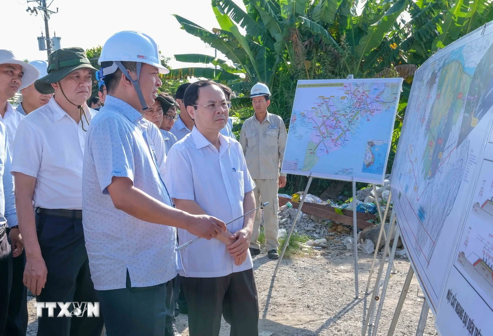 Bí thư Thành ủy Cần Thơ Nguyễn Văn Hiếu (thứ 2, phải) nghe báo cáo tiến độ thi công dự án thành phần 2 cao tốc Châu Đốc-Cần Thơ-Sóc Trăng. (Ảnh: Thanh Liêm/TTXVN)