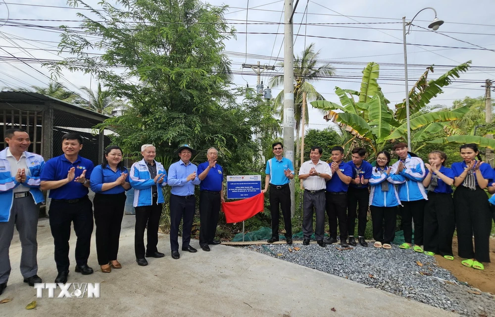 Lễ khánh thành tuyến đường giao thông nông thôn tại huyện Mỏ Cày Nam, tỉnh Bến Tre. (Ảnh: Chương Đài/TTXVN)