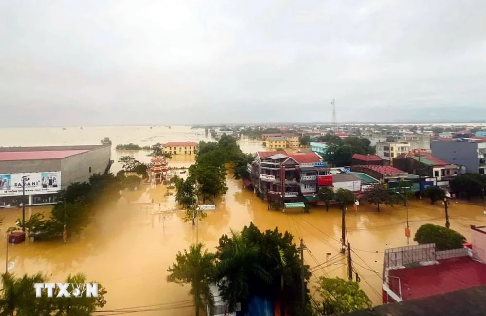 Mưa lớn gây ngập lụt, nước bao vây tứ phía tại các địa phương huyện Lệ Thủy, tỉnh Quảng Bình. (Ảnh: TTXVN phát)