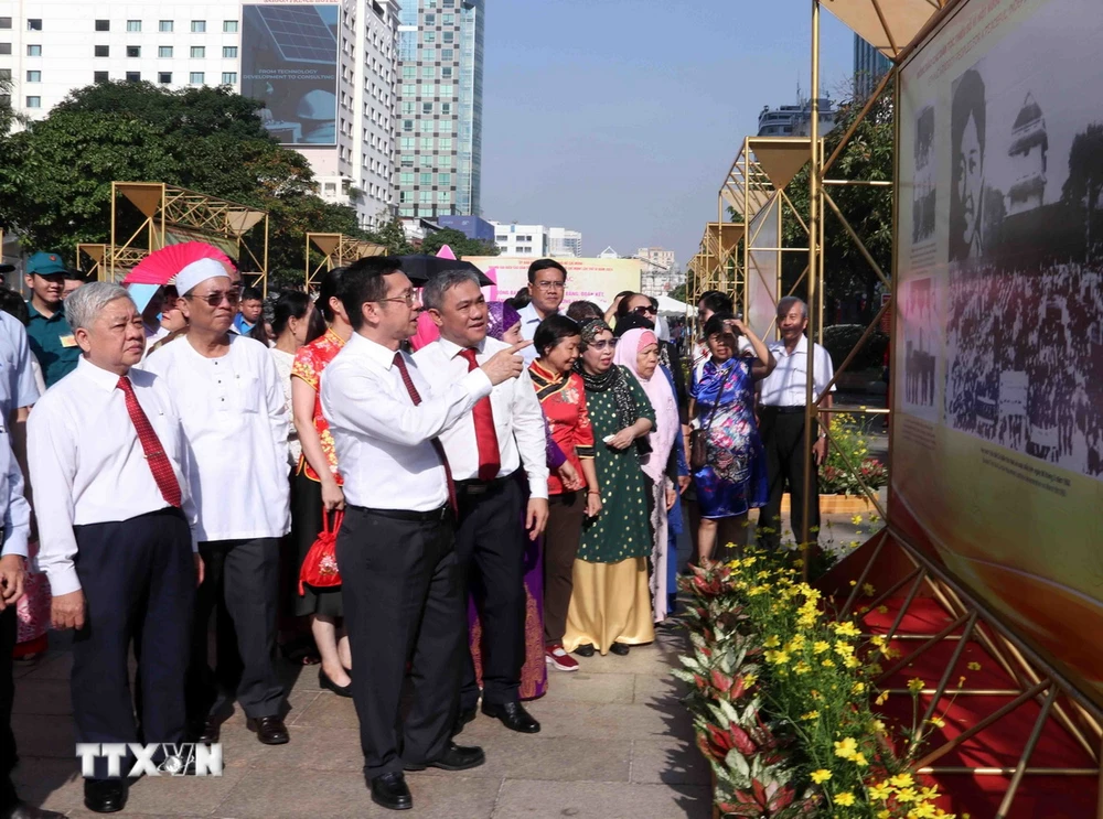 Ông Dương Ngọc Hải (hàng trên, ngoài cùng bên trái), Phó Chủ tịch Thường trực UBND Thành phố, Trưởng Ban Chỉ đạo Đại hội đại biểu các dân tộc thiểu số Thành phố Hồ Chí Minh năm 2024 tham quan triển lãm. (Ảnh: Xuân Khu/TTXVN)