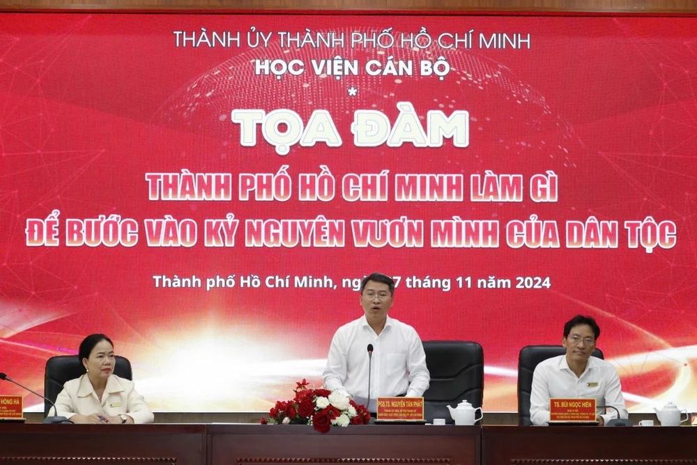 Phó Giáo sư-Tiến sỹ Nguyễn Tấn Phát, Giám đốc Học viện Cán bộ TP Hồ Chí Minh phát biểu đề dẫn. (Nguồn: báo Pháp luật TP Hồ Chí Minh)