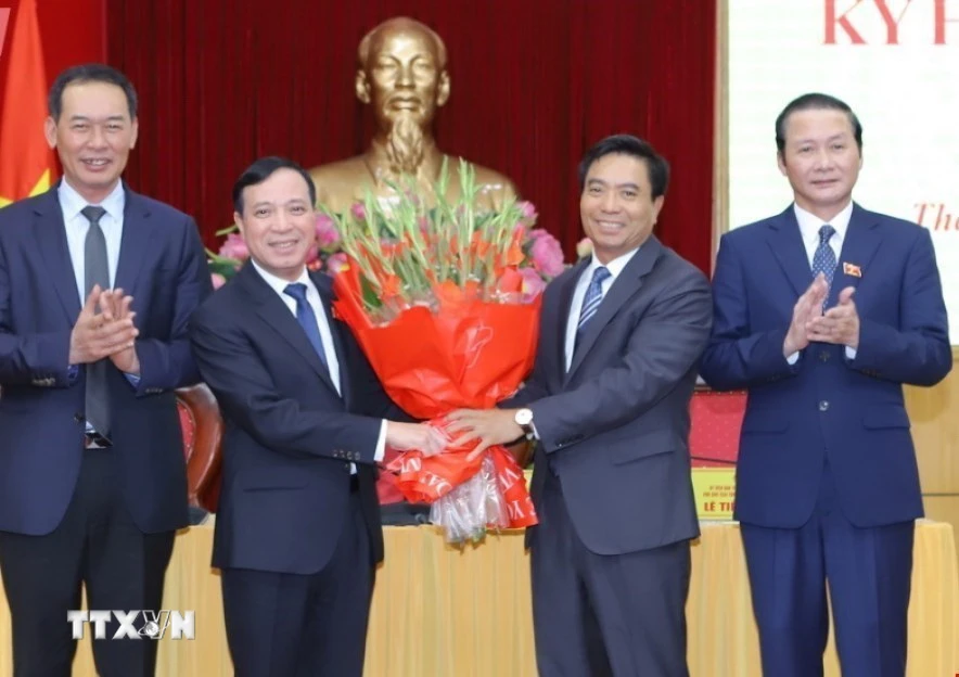 Bí thư Tỉnh ủy Thanh Hóa Nguyễn Doãn Anh tặng hoa chúc mừng tân Chủ tịch HĐND tỉnh Lại Thế Nguyên. (Ảnh: Hoa Mai/TTXVN)