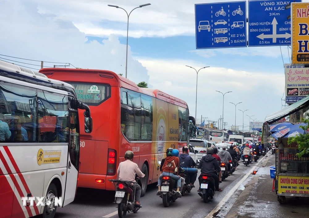 Người dân di chuyển qua các nút giao trên Quốc lộ 1 tại Thành phố Hồ Chí Minh. (Ảnh minh họa: Mạnh Linh/TTXVN)