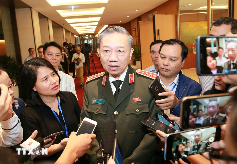 Bộ trưởng Bộ Công an Tô Lâm trả lời phỏng vấn báo chí bên hành lang Quốc hội. (Ảnh: Doãn Tấn/TTXVN) 