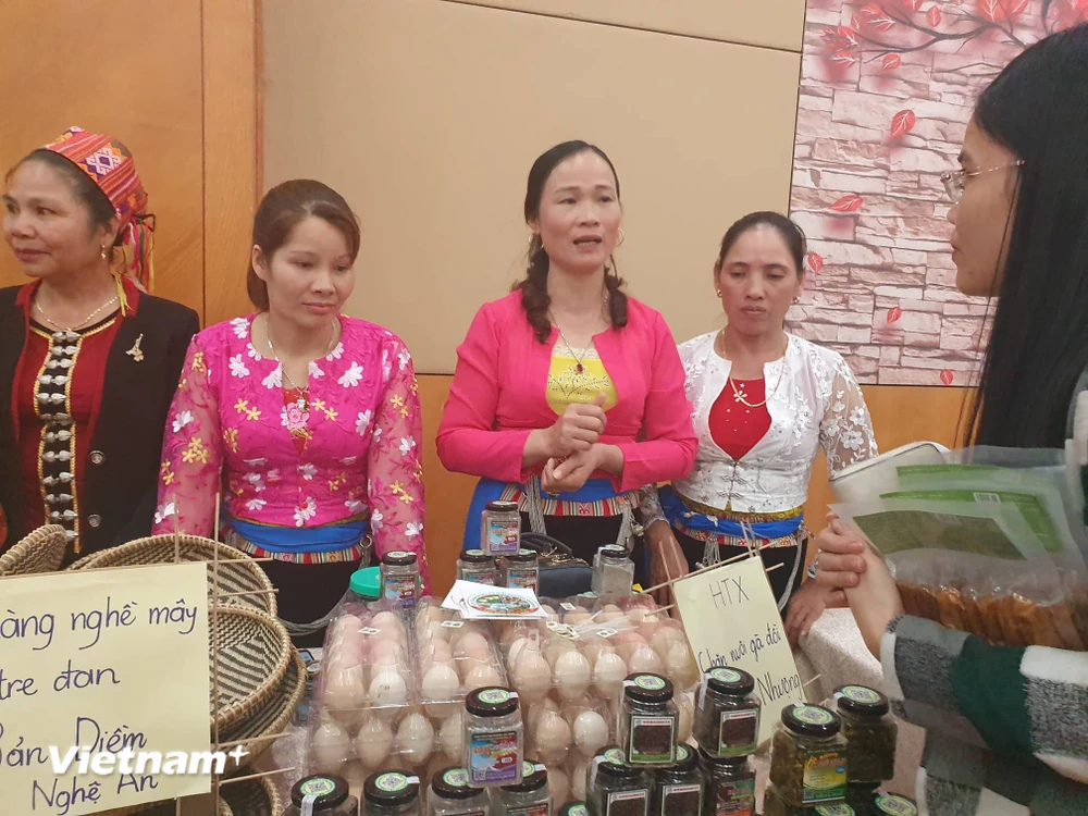 Giới thiệu sản phẩm nông sản sạch của phụ nữ dân tộc thiểu số. (Ảnh: PV/Vietnam+)