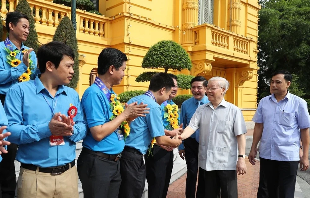 Tổng Bí thư, Chủ tịch nước Nguyễn Phú Trọng với các Chủ tịch công đoàn cơ sở tiêu biểu và cán bộ công đoàn. (Ảnh: Trí Dũng/TTXVN)