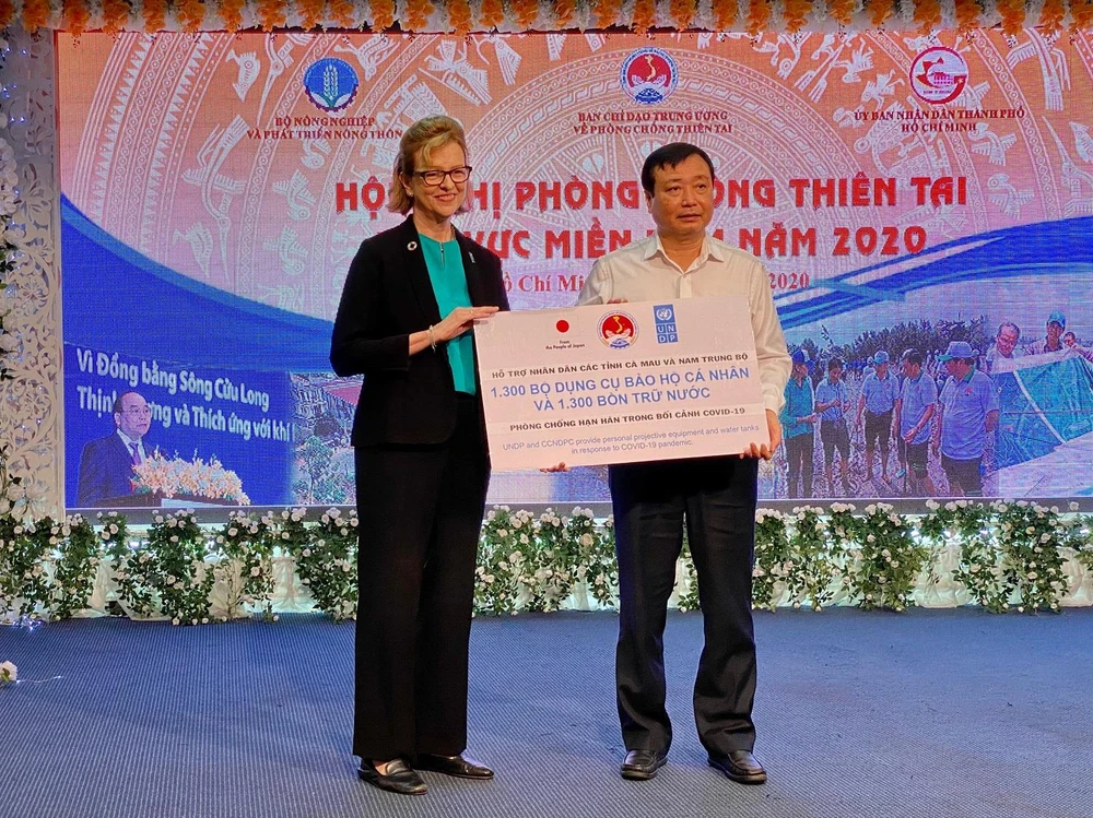 Trao tặng những hỗ trợ cơ bản cho đại diện 3 tỉnh Ninh Thuận, Bình Thuận, Cà Mau. (Ảnh: Vietnam+)