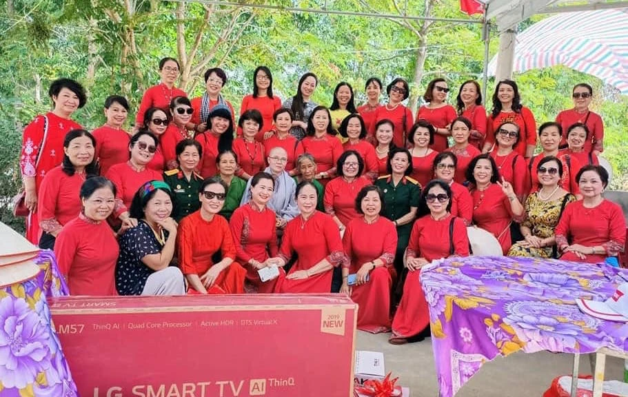 Đoàn thiện nguyện của Câu lạc bộ Nhà báo nữ Việt Nam tặng nhà tình nghĩa cho cựu nữ thanh niên xung phong Phạm Thị Mơ. (Ảnh: Câu lạc bộ Nhà báo nữ Việt Nam)