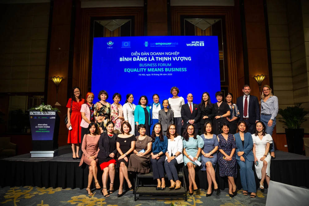 Đại diện các doanh nghiệp cam kết ủng hộ các nguyên tắc trao quyền cho phụ nữ. (Ảnh: PV/Vietnam+)