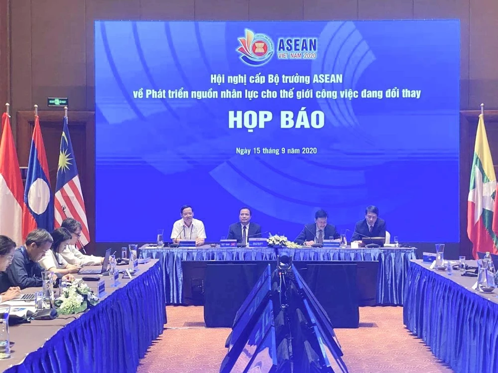 Họp báo về “Hội nghị cấp Bộ trưởng ASEAN về Phát triển Nguồn nhân lực cho thế giới công việc đang đổi thay”. (Anhr: PV/Vietnam+)