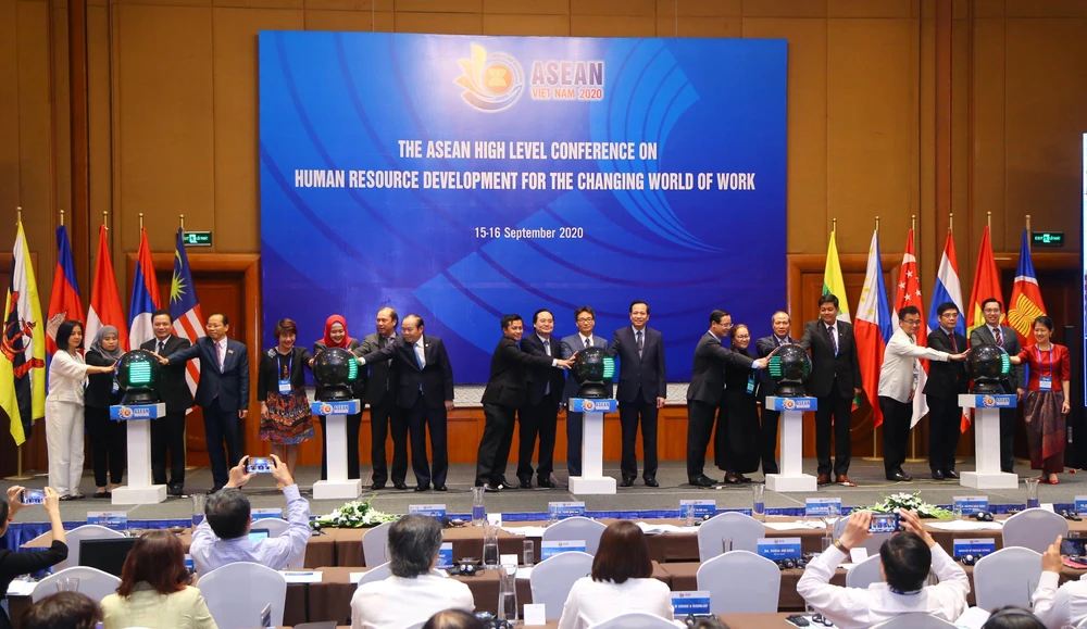 Lễ ra mắt Hội đồng Giáo dục nghề nghiệp ASEAN. (Ảnh: PV/Vietnam+)