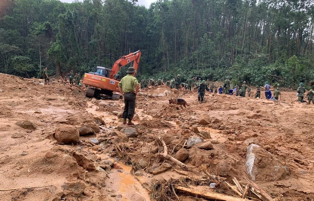 Lực lượng cứu nạn tìm kiếm người mất tích tại khu vực nhà kiểm lâm ở Tiểu khu 67. (Ảnh minh họa: TTXVN phát)