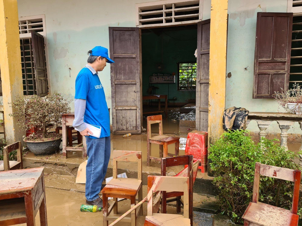 Trường học bị tàn phá, sách vở và các đồ dùng học tập bị phá hủy và cuốn trôi theo dòng nước lũ. (Ảnh: UNICEF)