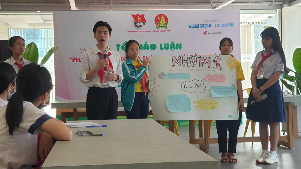 Trẻ em tham gia thảo luận về chủ đề phát huy vai trò của thành viên Hội đồng trẻ em trong thực hiện quyền tham gia của trẻ em. (Ảnh: PV/Vietnam+)