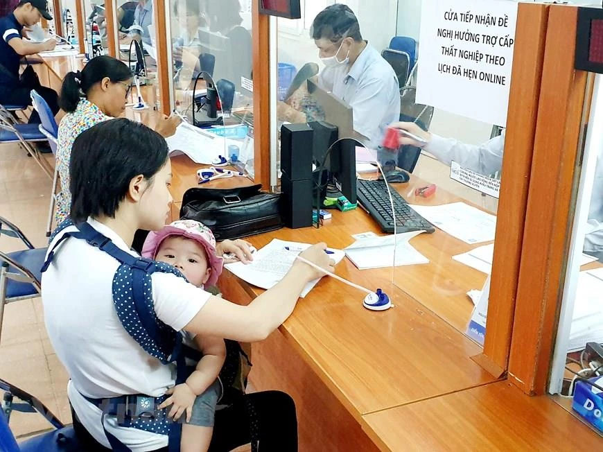 Công tác chi trả trợ cấp thất nghiệp được thực hiện song song với phòng ngừa thất nghiệp và giúp người lao động quay trở lại thị trường lao động. (Ảnh minh hoạ: PV/Vietnam+)