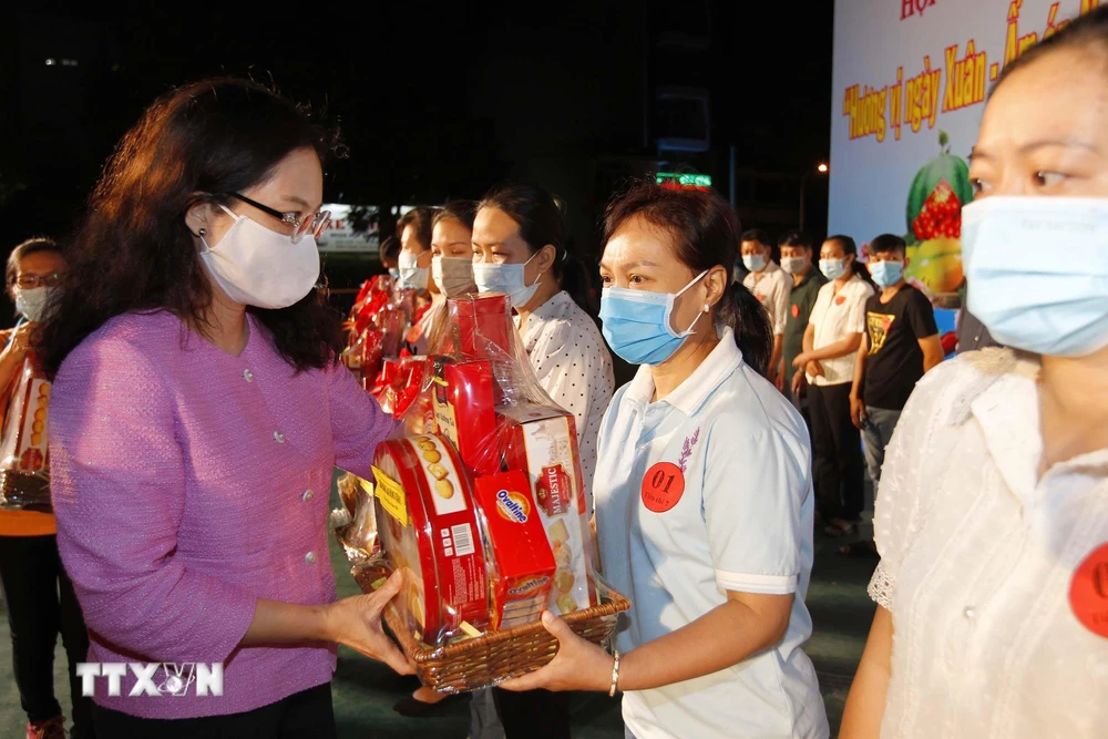 Trao quà và tiền Tết cho người lao động có hoàn cảnh khó khăn tại Thành phố Hồ Chí Minh. (Ảnh minh họa: Thanh Vũ/TTXVN)