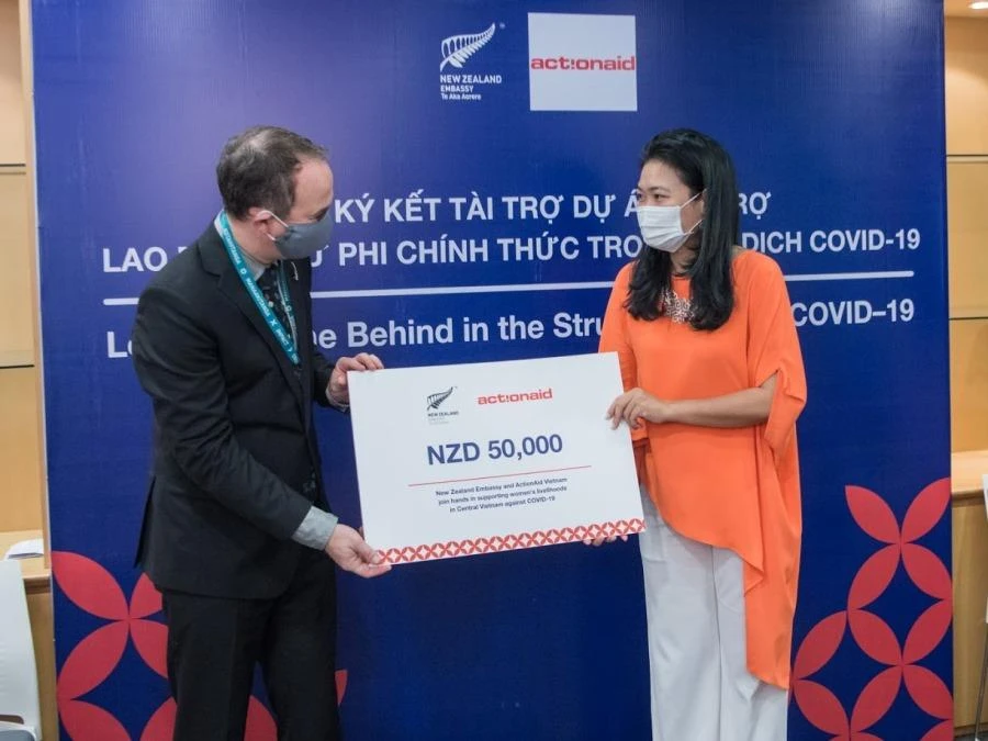 Ký kết tài trợ dự án hỗ trợ lao động nữ trong các khu vực phi chính thức tại Đà Nẵng và Huế. (Ảnh: PV/Vietnam+)