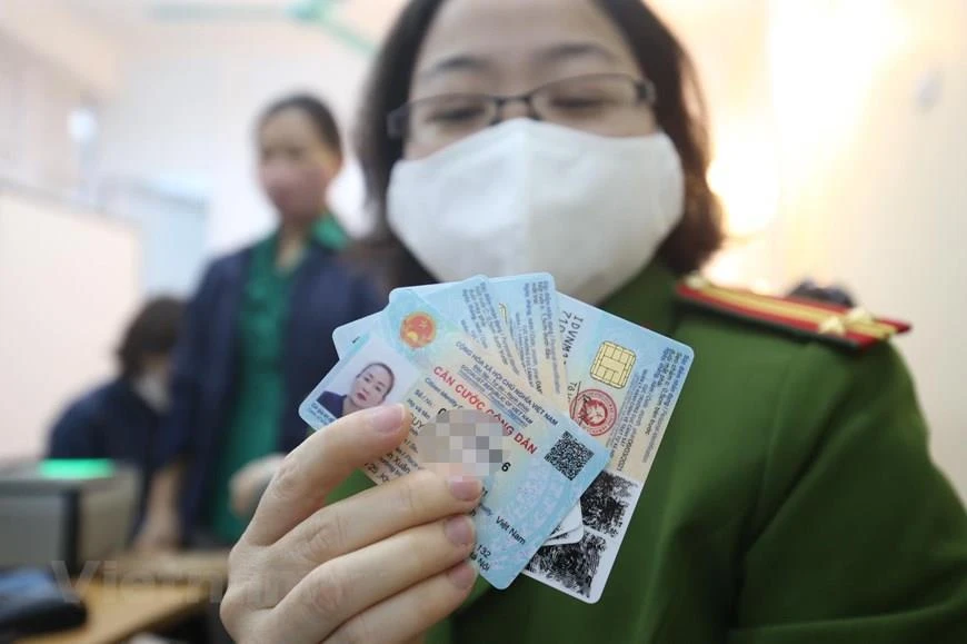 Cận cảnh mẫu thẻ căn cước công dân gắn chip mới được ban hành. (Ảnh: Minh Sơn/Vietnam+)