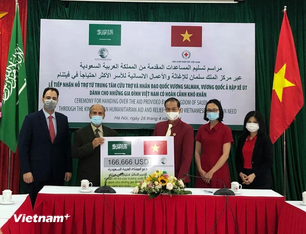 Tiếp nhận khoản kinh phí hỗ trợ của Trung tâm Cứu trợ và Nhân đạo Quốc vương Salman. (Ảnh: PV/Vietnam+)