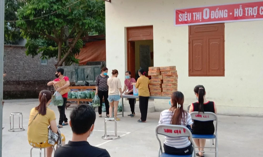 Các cấp công đoàn tỉnh Bắc Giang đang hỗ trợ cho người lao động tại các khu nhà trọ phải cách ly dưới hình thức "Siêu thị 0 đồng". (Ảnh/: PV/Vietnam+)