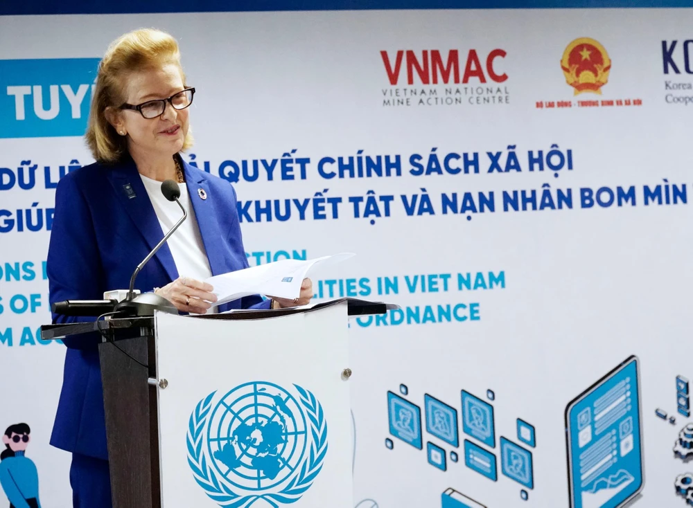 Bà Caitlin Wiesen, Trưởng đại diện thường trú của UNDP phát biểu tại lễ ra mắt. (Ảnh: PV/Vietnam+)