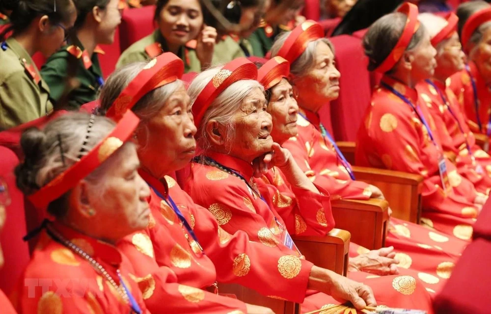 Các mẹ Việt Nam anh hùng. (Ảnh: Anh Tuấn/TTXVN)