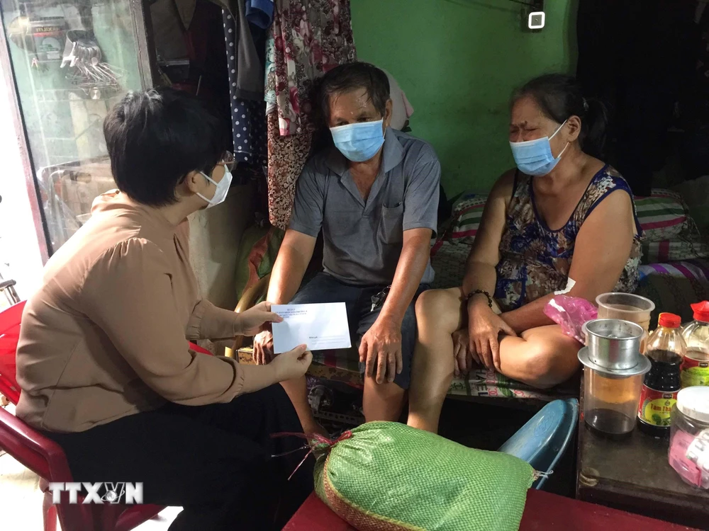 Thành phố Hồ Chí Minh trao quà hỗ trợ cho người dân gặp khó khăn do COVID-19. (Ảnh: Thanh Vũ/TTXVN)