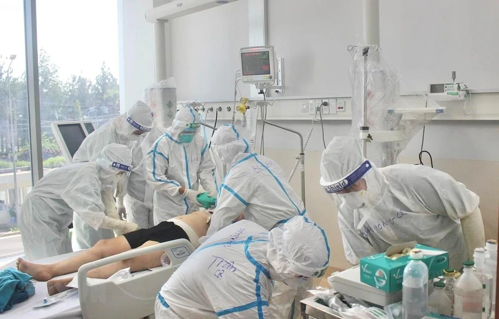 Bác sỹ tại Bệnh viện Hồi sức COVID-19 Thành phố Hồ Chí Minh điều trị cho bệnh nhân COVID-19 nặng. (Ảnh: TTXVN)