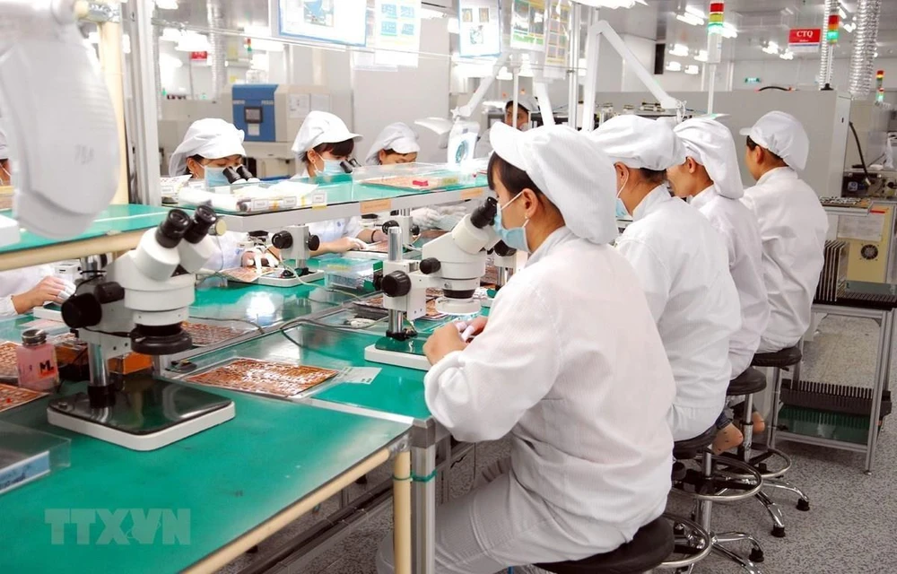 Nhiều doanh nghiệp lớn trong ngành điện tử vẫn tiếp tục đầu tư hoặc mở rộng sản xuất tại Việt Nam. (Ảnh minh họa: Danh Lam/TTXVN)