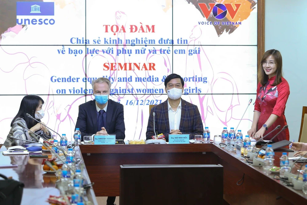 Tọa đàm “Chia sẻ kinh nghiệm đưa tin về bạo lực đối với phụ nữ và trẻ em gái”. (Ảnh: PV/Vietnam+)