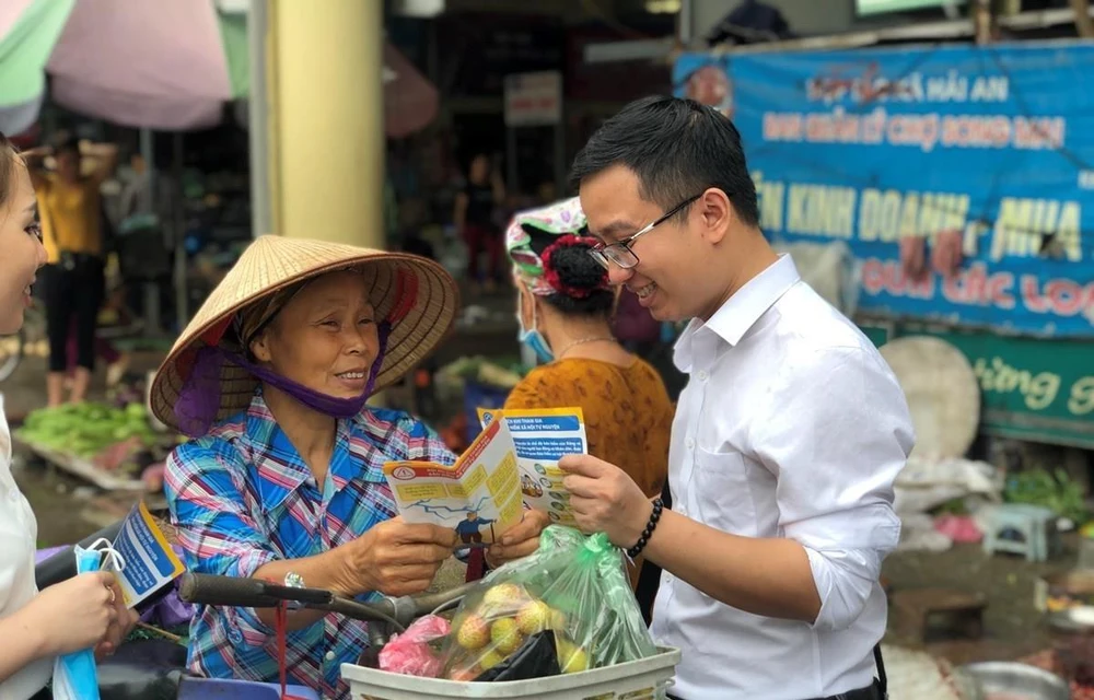 Tư vấn cho người lao động về bảo hiểm xã hội tự nguyện. (Ảnh: PV/Vietnam+)