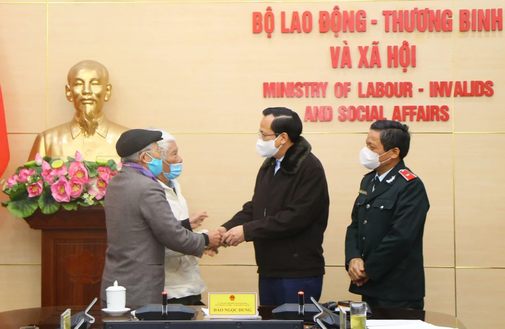 Bộ trưởng Đào Ngọc Dung trực tiếp lắng nghe kiến nghị của ông Khúc Văn Long. (Ảnh: PV/Vietnam+)