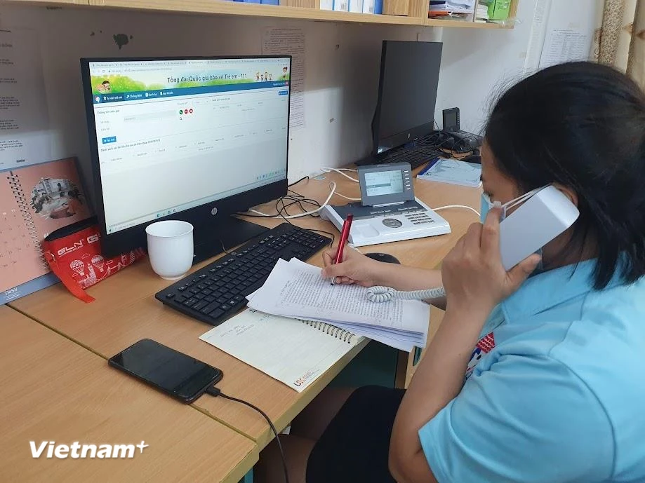 Cán bộ Tổng đài quốc gia bảo vệ trẻ em 111 tiếp nhận các cuộc gọi đến. (Ảnh: PV/Vietnam+)