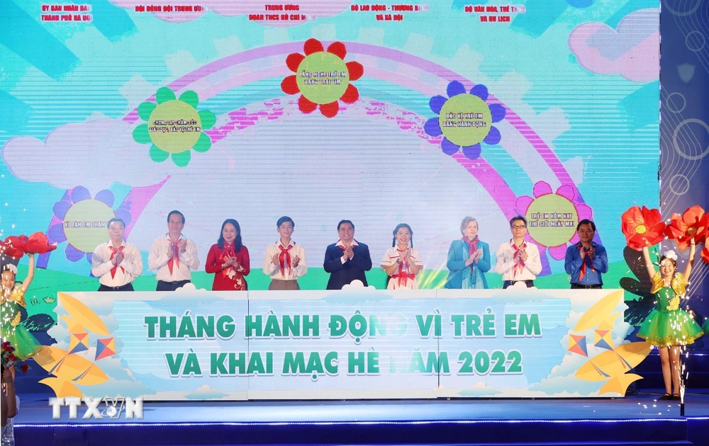 Thủ tướng Phạm Minh Chính và các đại biểu thực hiện nghi thức phát động Tháng hành động vì trẻ em và khai mạc hè năm 2022. (Ảnh: Dương Giang/TTXVN)