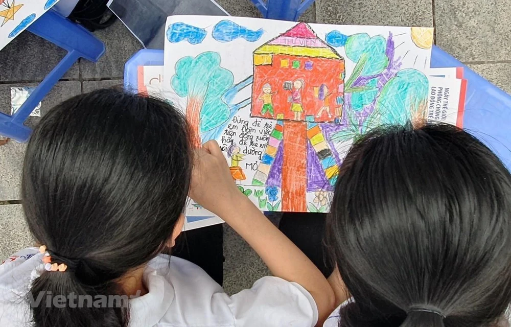 Trẻ em vẽ tranh với thông điệp ngăn chặn lao động trẻ em. (Ảnh: PV/Vietnam+)