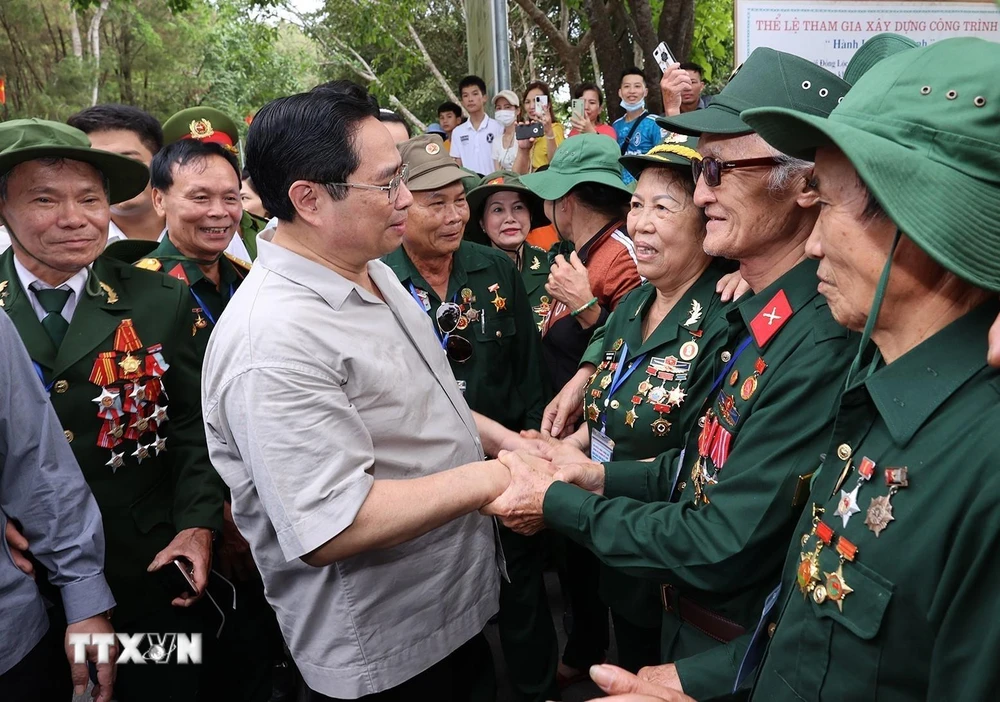 Thủ tướng Phạm Minh Chính gặp gỡ, thăm hỏi các cựu thanh niên xung phong tại Ngã ba Đồng Lộc. (Ảnh minh họa: Dương Giang/TTXVN)