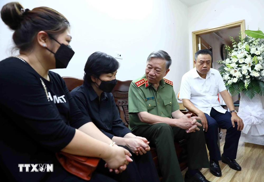 Bộ trưởng Bộ Công an Tô Lâm thăm hỏi và động viên gia đình liệt sỹ Nguyễn Đình Phúc. (Ảnh: Phạm Kiên/TTXVN)