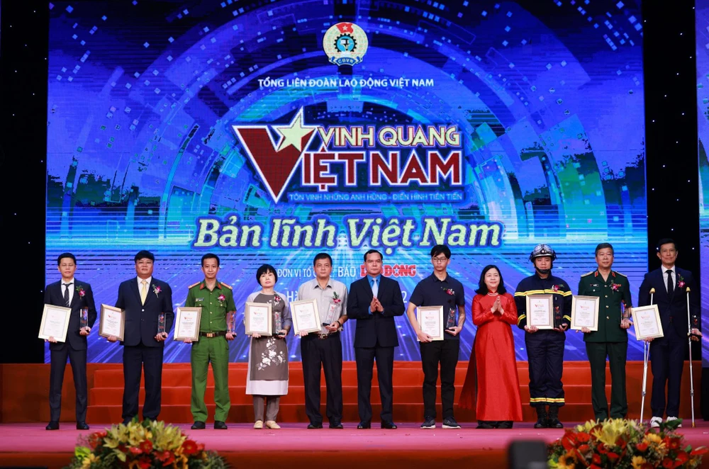 Vinh quang Việt Nam vinh danh các tập thể, cá nhân điển hình cho phong trào thi đua yêu nước. (Ảnh: PV/Vietnam+)