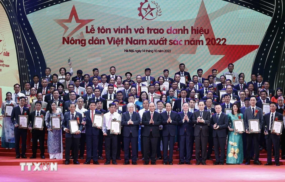 Trao danh hiệu 100 tấm gương “Nông dân Việt Nam xuất sắc” năm 2022. (Ảnh: Thống Nhất/TTXVN)