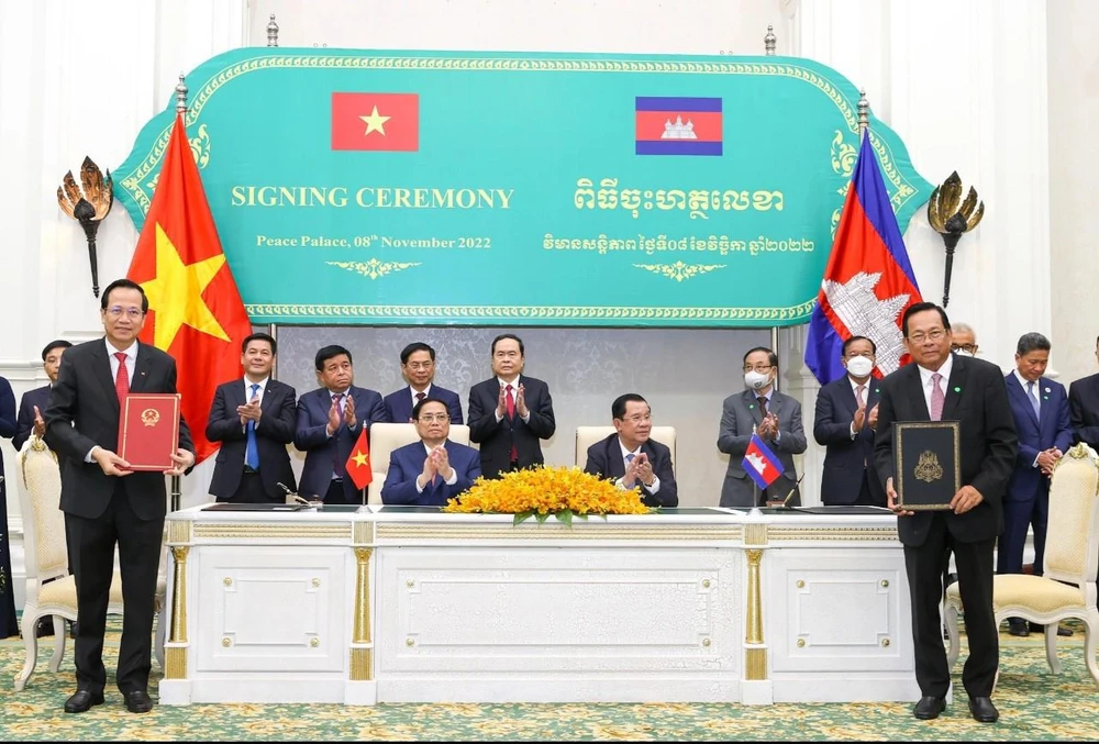 Bộ trưởng Bộ Lao động-Thương binh và Xã hội Đào Ngọc Dung (trái) ký kết Bản ghi nhớ hợp tác trong lĩnh vực lao động với Bộ trưởng Bộ Lao động và Đào tạo nghề Campuchia Ith Samheng. (Ảnh: PV/Vietnam+)