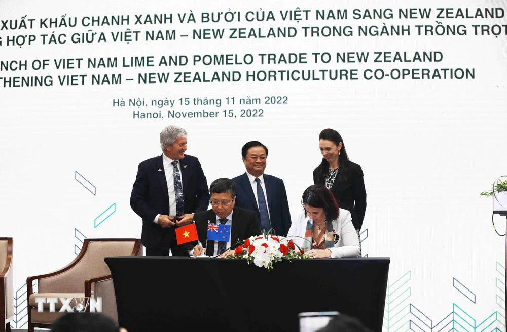 Ký kết công bố xuất khẩu chanh xanh và bưởi của Việt Nam sang New Zealand. (Ảnh: Vũ Sinh/TTXVN)