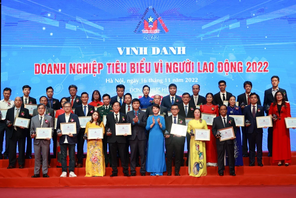 Tôn vinh các “Doanh nghiệp tiêu biểu vì người lao động”. (Ảnh: PV/Vietnam+)