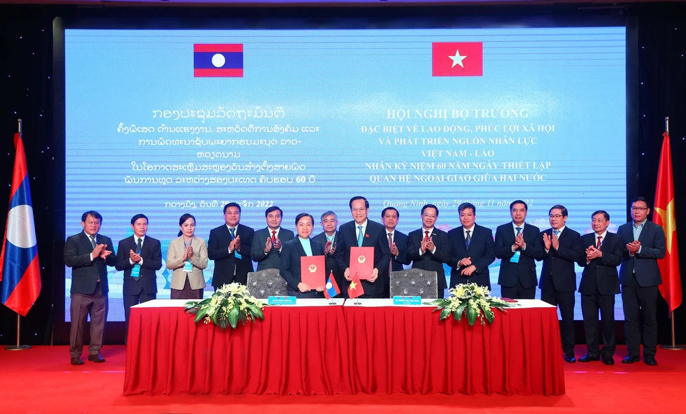 Ký kết thỏa thuận hợp tác trong lĩnh vực phát triển nguồn nhân lực giữa Việt Nam và Lào. (Ảnh: PV/Vietnam+)