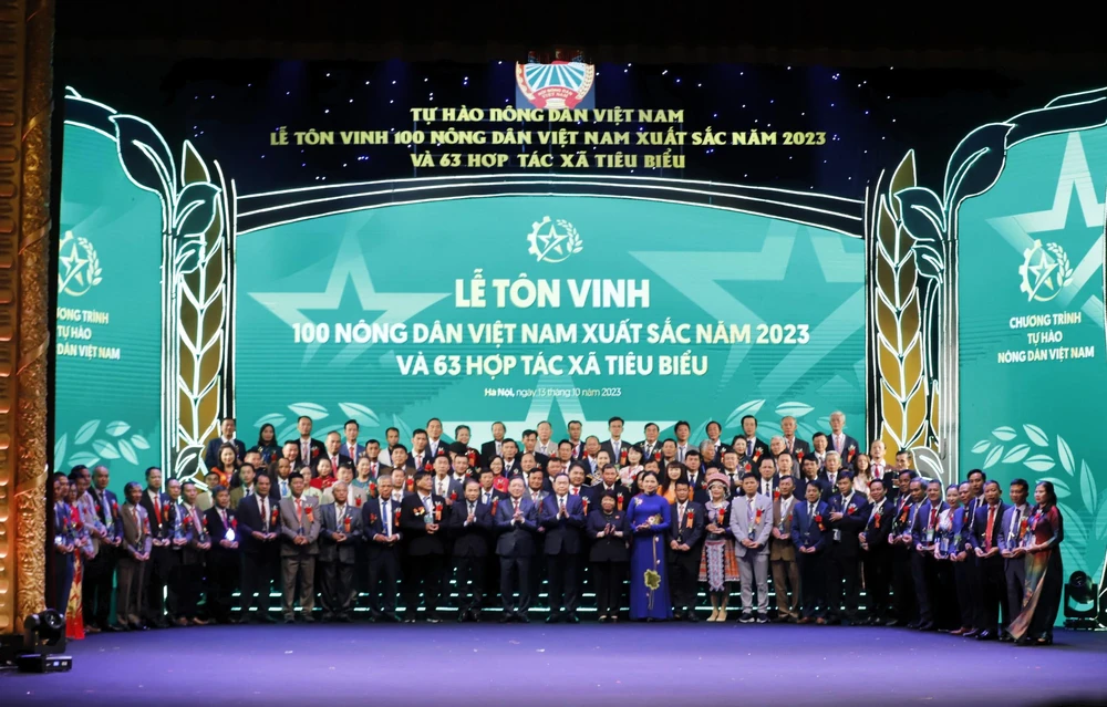 Lễ Tôn vinh và trao danh hiệu 100 Nông dân Việt Nam xuất sắc và Biểu dương 63 hợp tác xã tiêu biểu toàn quốc năm 2023. (Ảnh: VIetnam+)