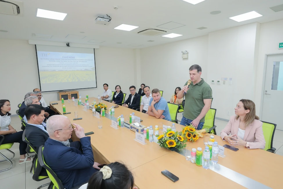Bộ trưởng Nông nghiệp Kaluga Efremov Alexander Viktorovich bày tỏ bất ngờ trước sự phát triển của TH. (Ảnh: PV/Vietnam+)